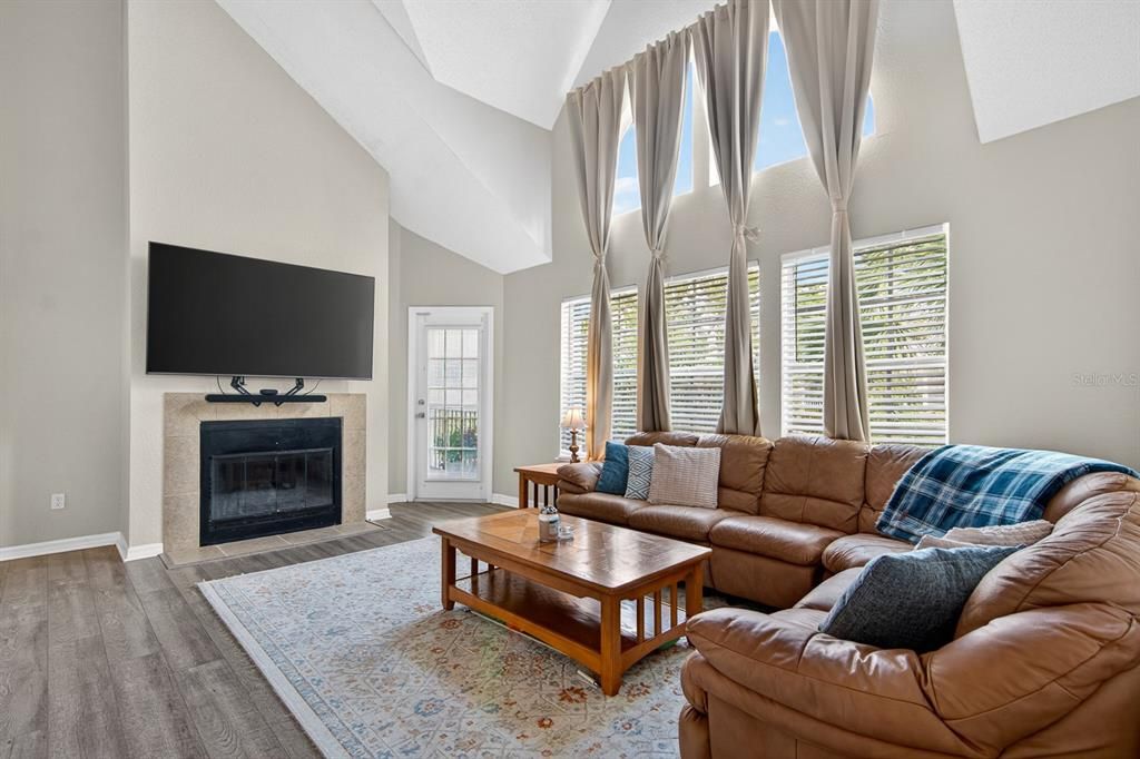 For Sale: $165,000 (1 beds, 1 baths, 1178 Square Feet)