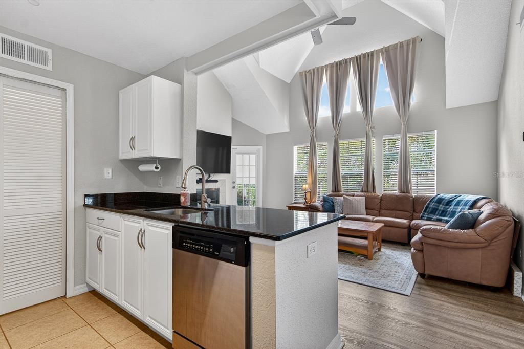 For Sale: $165,000 (1 beds, 1 baths, 1178 Square Feet)