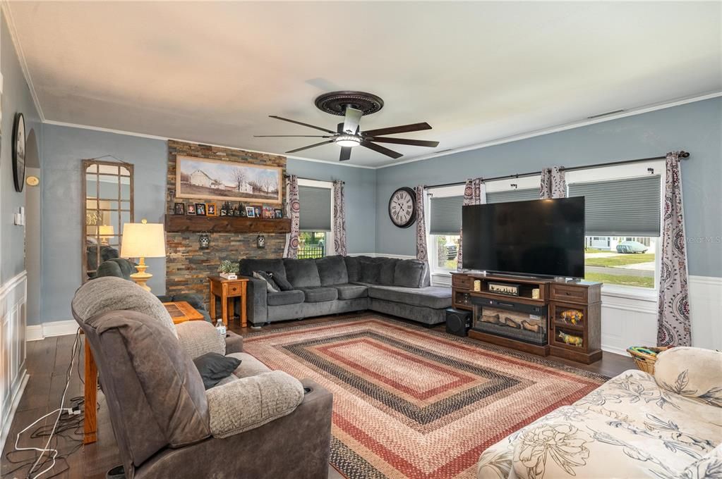 For Sale: $285,000 (3 beds, 2 baths, 2035 Square Feet)
