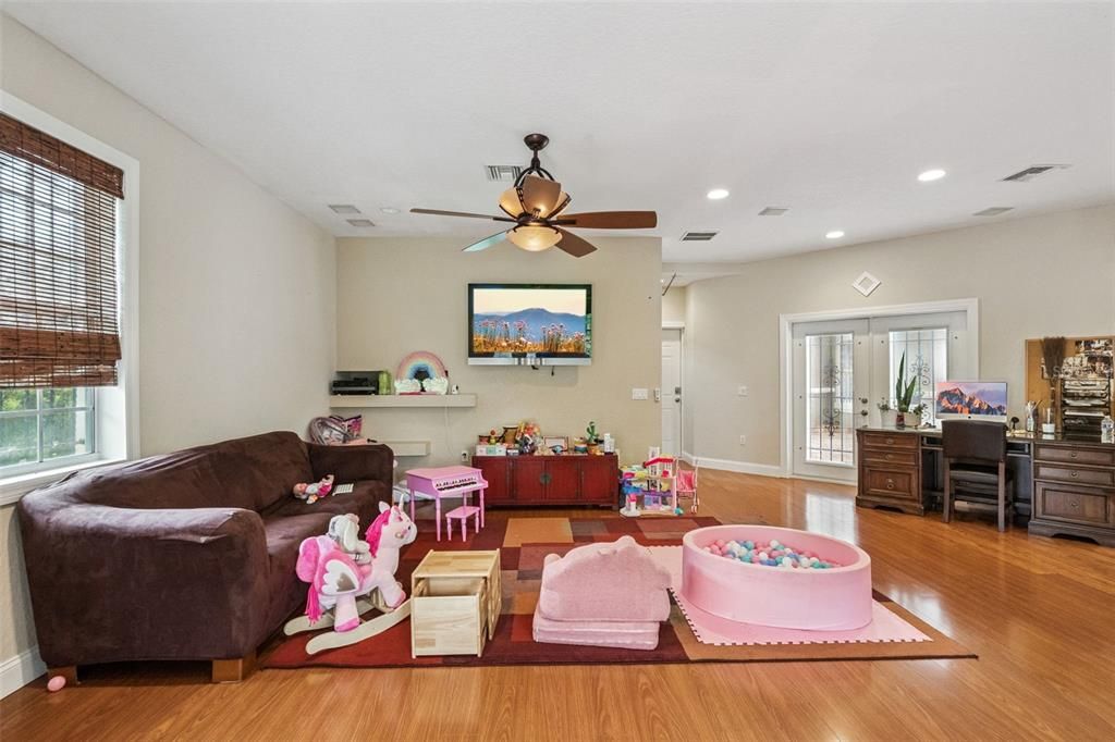 For Sale: $1,500,000 (6 beds, 5 baths, 4808 Square Feet)