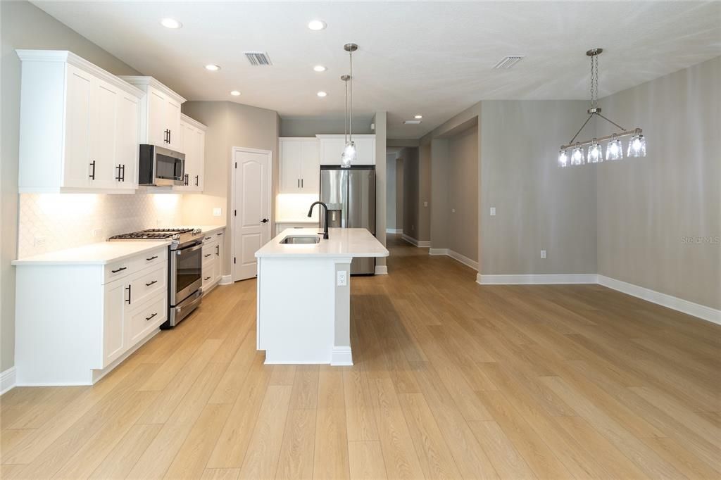 Active With Contract: $3,200 (3 beds, 2 baths, 1766 Square Feet)