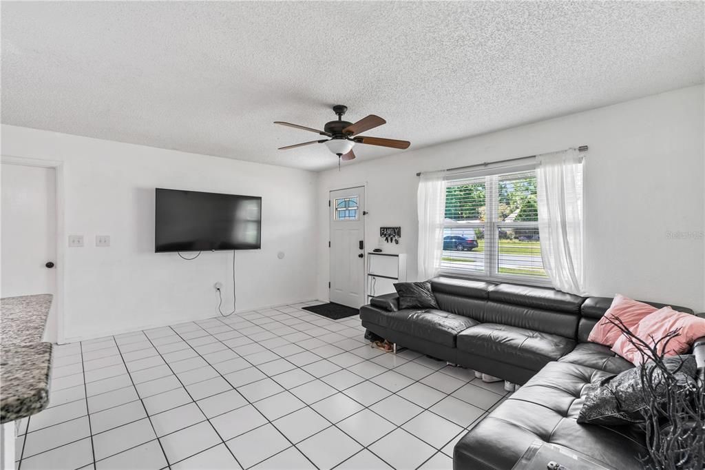 En Venta: $349,000 (4 camas, 3 baños, 2155 Pies cuadrados)
