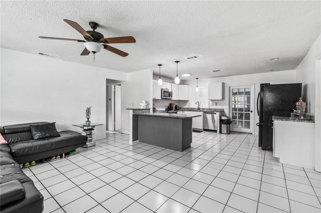 En Venta: $349,000 (4 camas, 3 baños, 2155 Pies cuadrados)