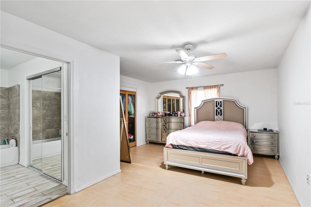 En Venta: $349,000 (4 camas, 3 baños, 2155 Pies cuadrados)