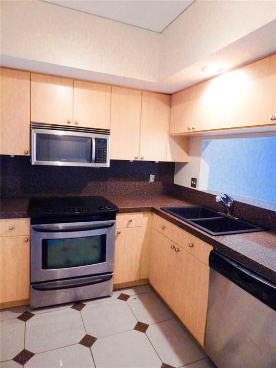 For Sale: $365,000 (2 beds, 2 baths, 1187 Square Feet)