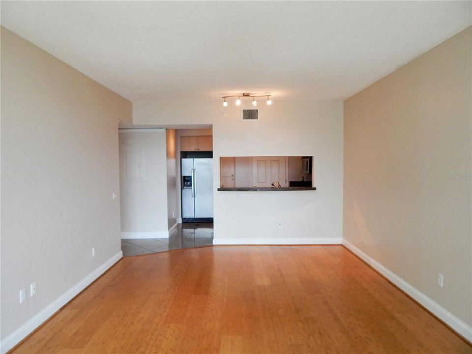 For Sale: $365,000 (2 beds, 2 baths, 1187 Square Feet)