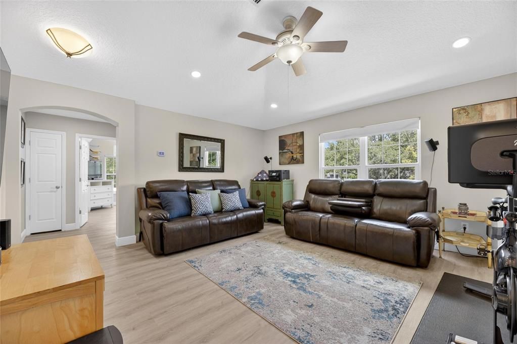 Activo con contrato: $329,900 (2 camas, 2 baños, 1759 Pies cuadrados)