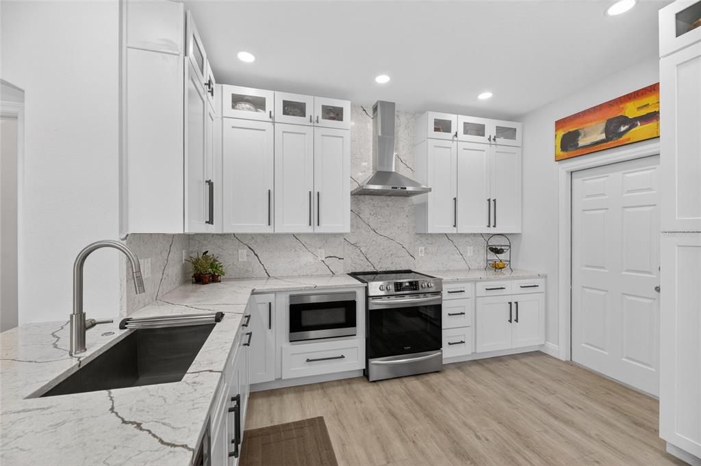 Activo con contrato: $329,900 (2 camas, 2 baños, 1759 Pies cuadrados)