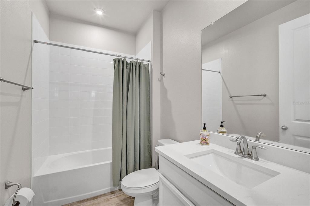 Activo con contrato: $299,900 (2 camas, 2 baños, 1431 Pies cuadrados)
