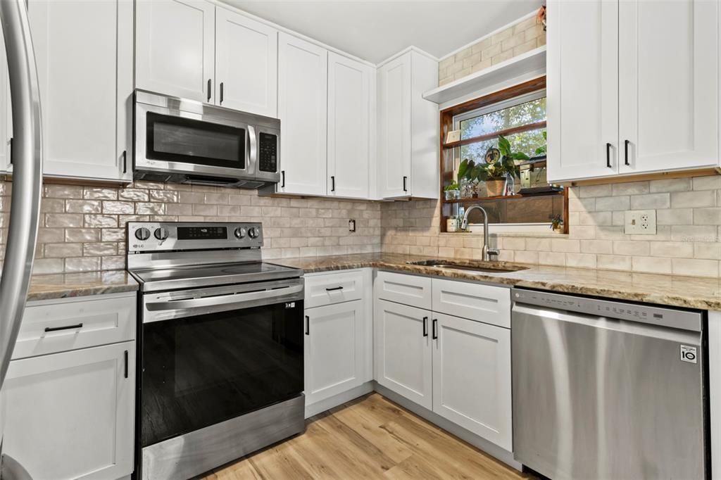 Active With Contract: $215,000 (2 beds, 1 baths, 936 Square Feet)