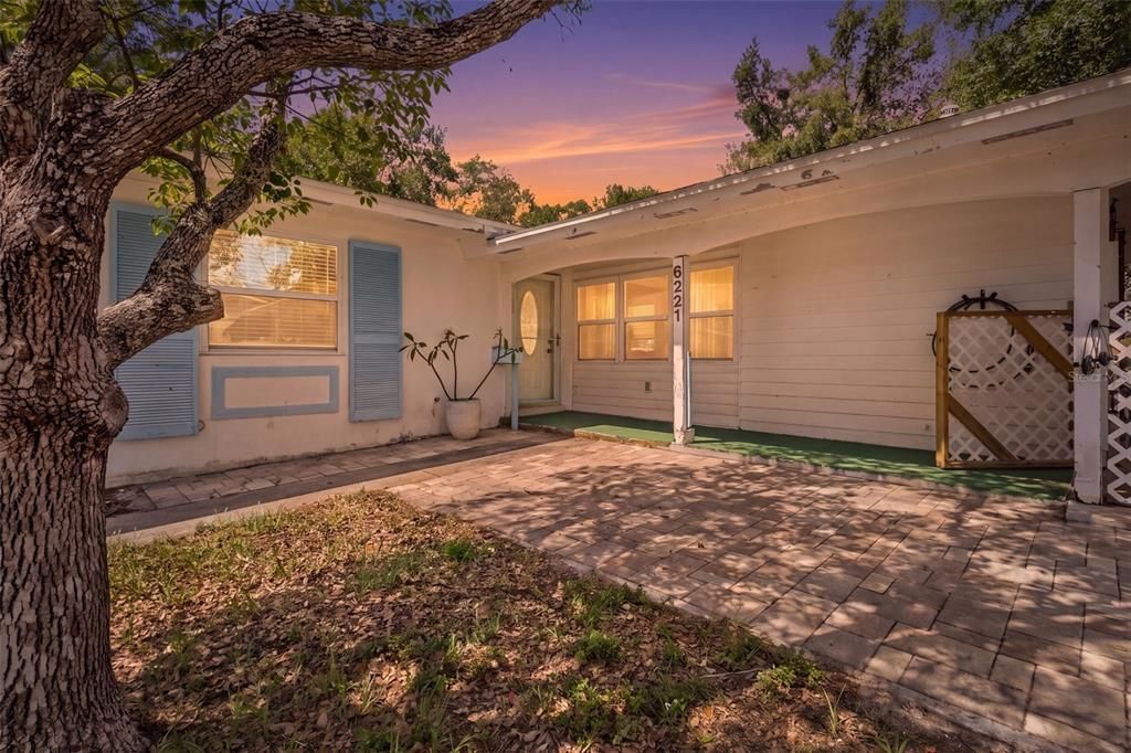 Active With Contract: $215,000 (2 beds, 1 baths, 936 Square Feet)