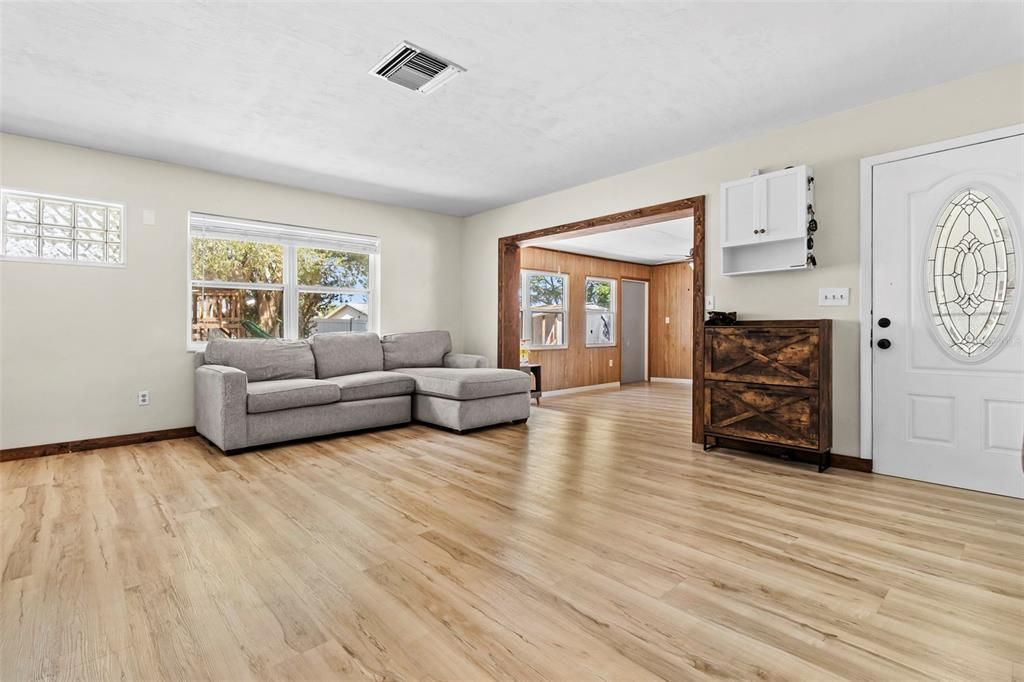 Active With Contract: $215,000 (2 beds, 1 baths, 936 Square Feet)