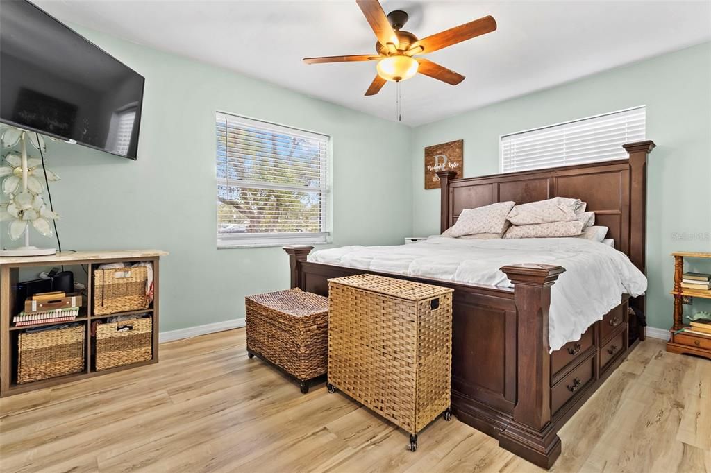 Active With Contract: $215,000 (2 beds, 1 baths, 936 Square Feet)