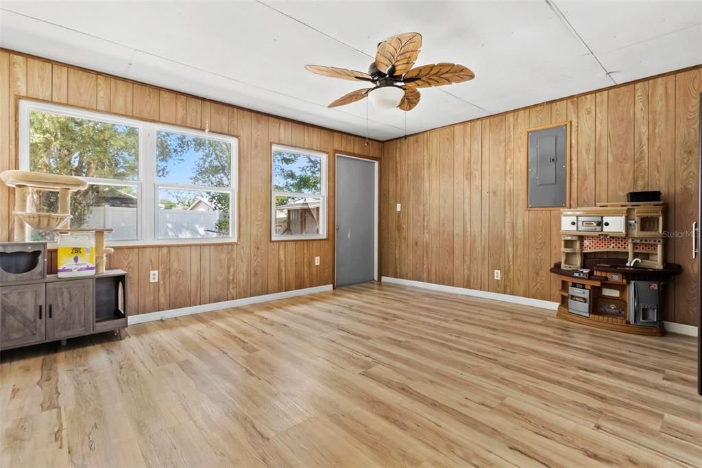 Active With Contract: $215,000 (2 beds, 1 baths, 936 Square Feet)