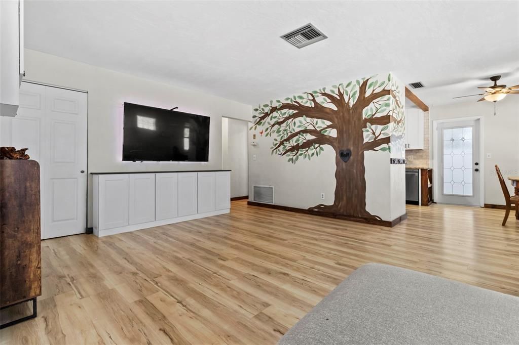 Active With Contract: $215,000 (2 beds, 1 baths, 936 Square Feet)