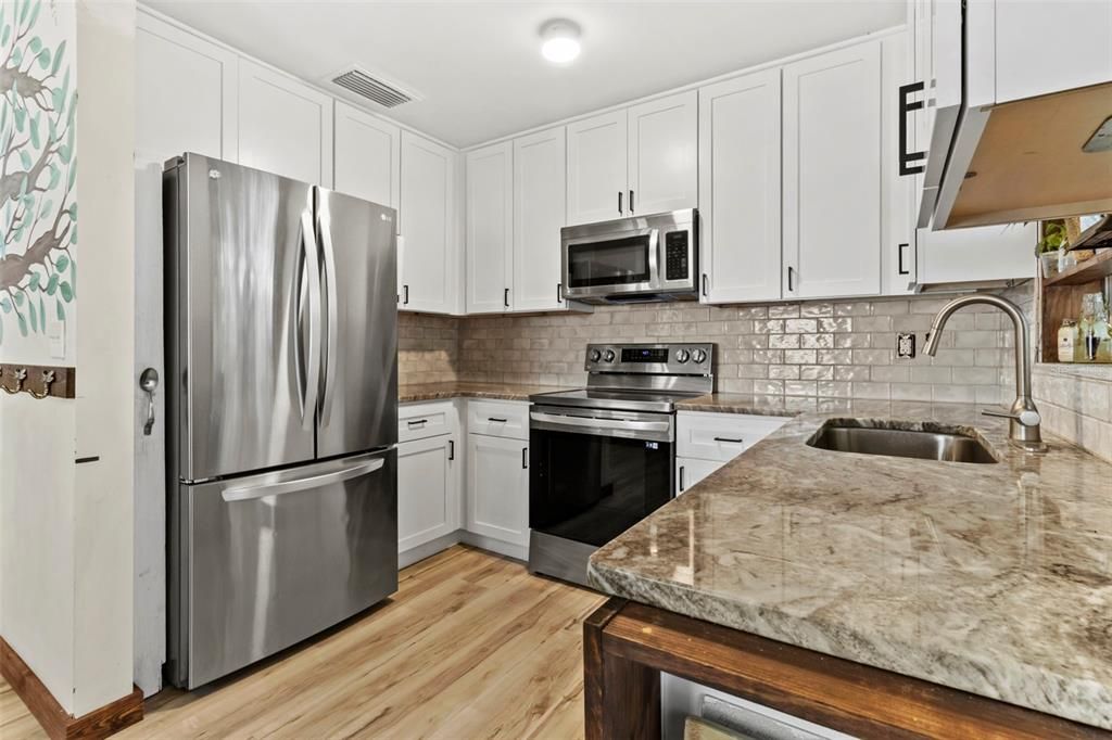 Active With Contract: $215,000 (2 beds, 1 baths, 936 Square Feet)