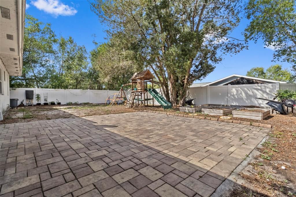 Active With Contract: $215,000 (2 beds, 1 baths, 936 Square Feet)