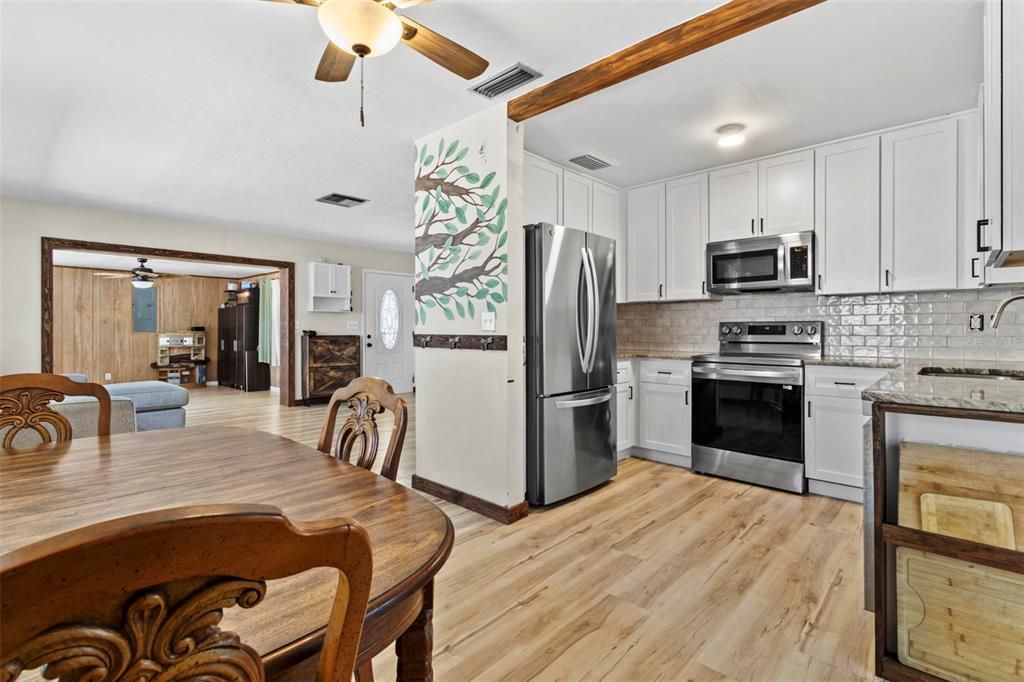 Active With Contract: $215,000 (2 beds, 1 baths, 936 Square Feet)