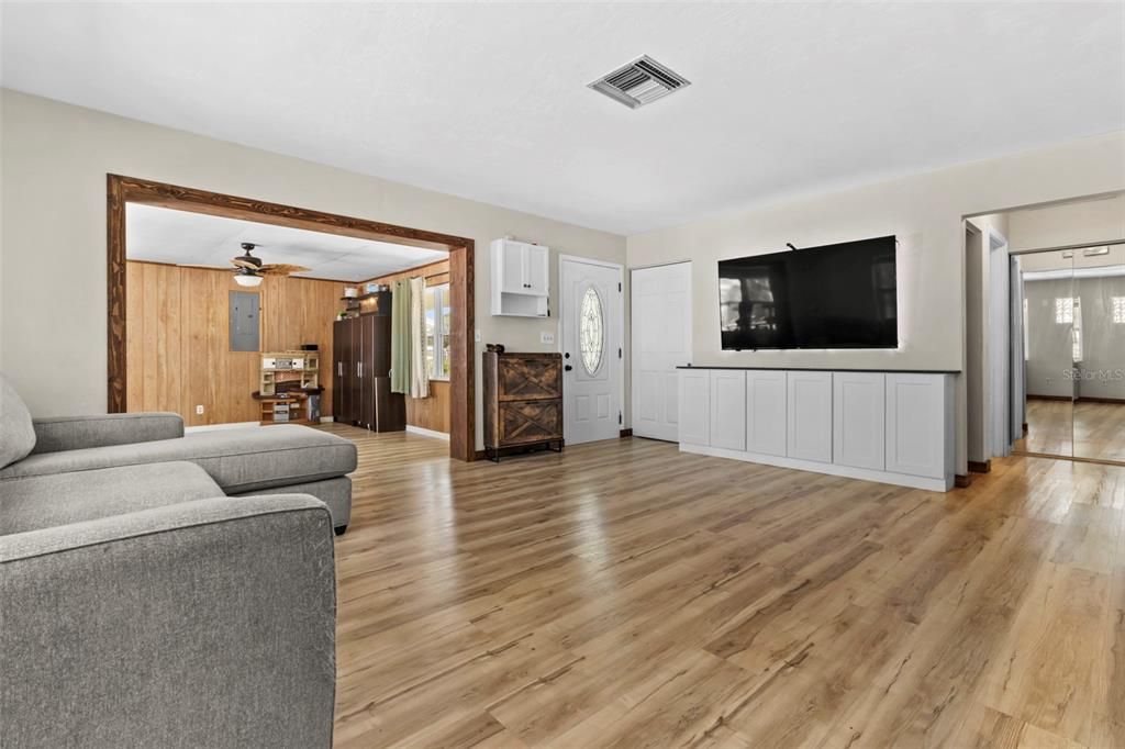 Active With Contract: $215,000 (2 beds, 1 baths, 936 Square Feet)