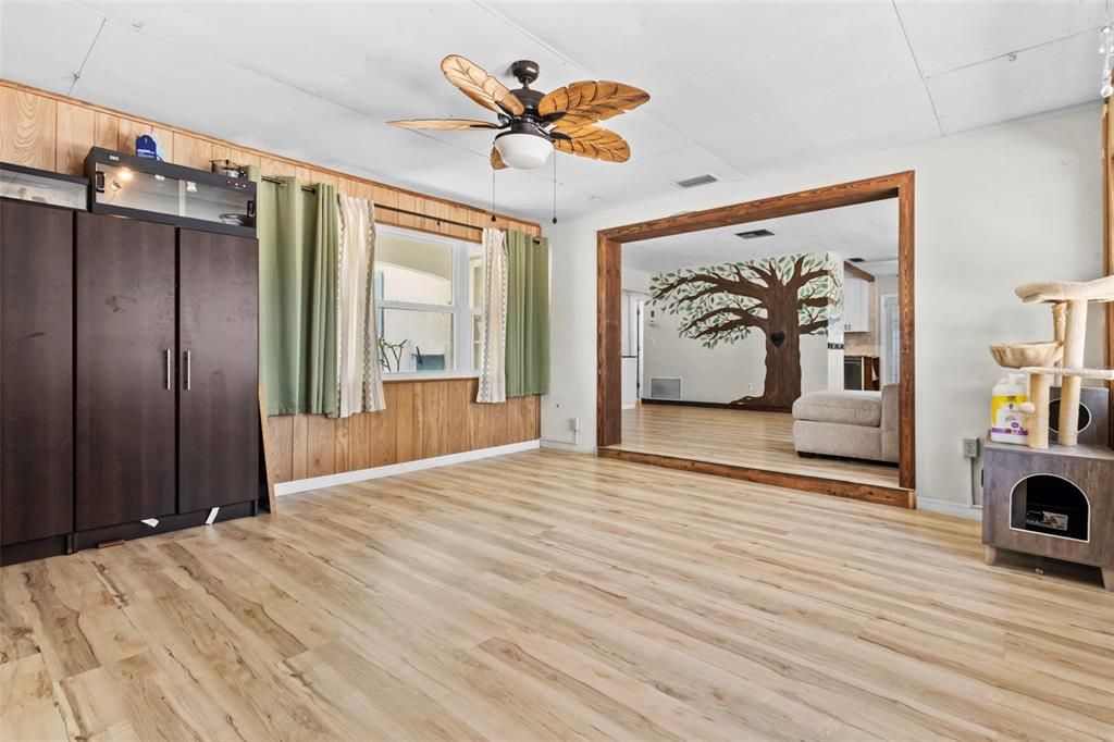 Active With Contract: $215,000 (2 beds, 1 baths, 936 Square Feet)