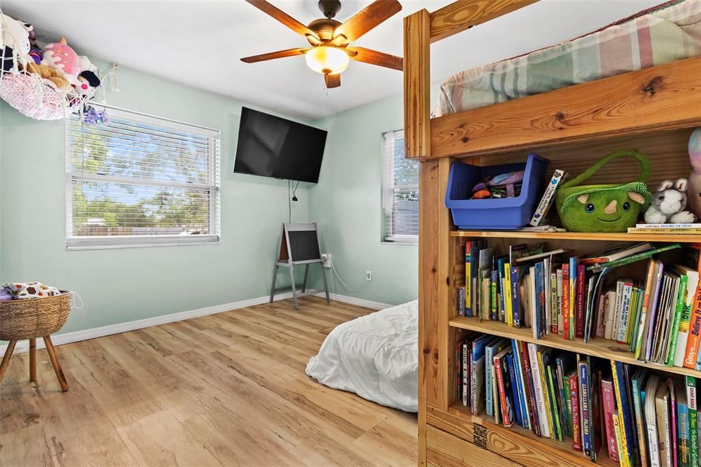 Active With Contract: $215,000 (2 beds, 1 baths, 936 Square Feet)