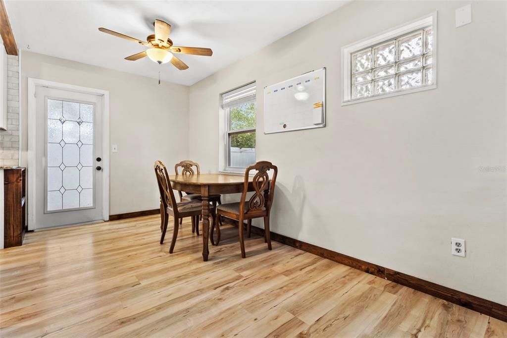 Active With Contract: $215,000 (2 beds, 1 baths, 936 Square Feet)