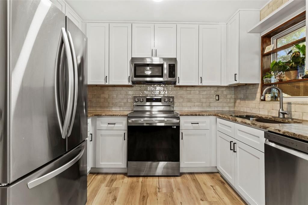 Active With Contract: $215,000 (2 beds, 1 baths, 936 Square Feet)