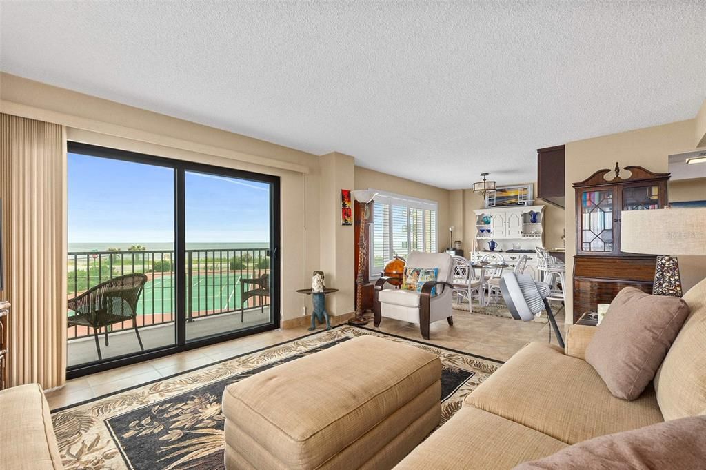 For Rent: $2,200 (1 beds, 1 baths, 715 Square Feet)