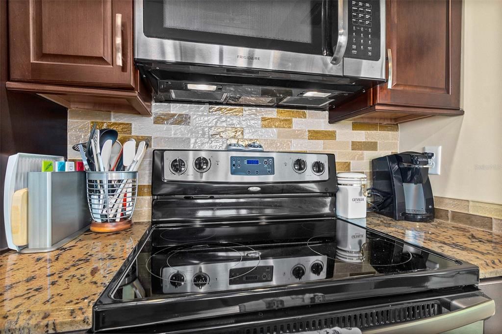 For Rent: $2,200 (1 beds, 1 baths, 715 Square Feet)