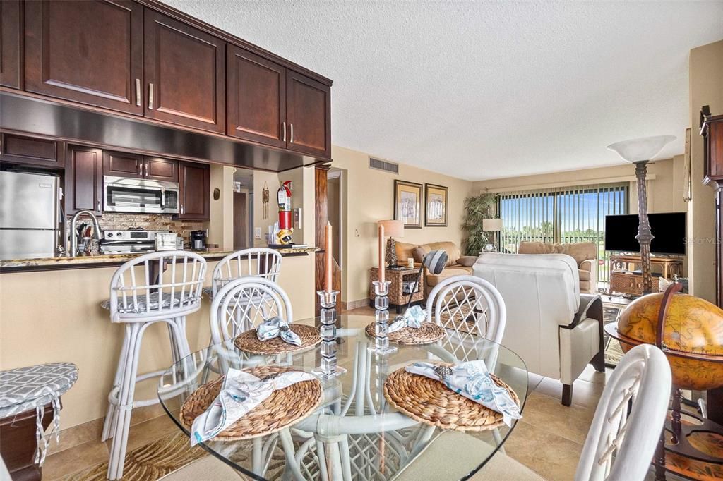 For Rent: $2,200 (1 beds, 1 baths, 715 Square Feet)