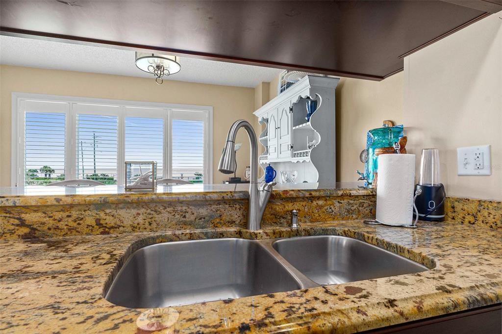 For Rent: $2,200 (1 beds, 1 baths, 715 Square Feet)