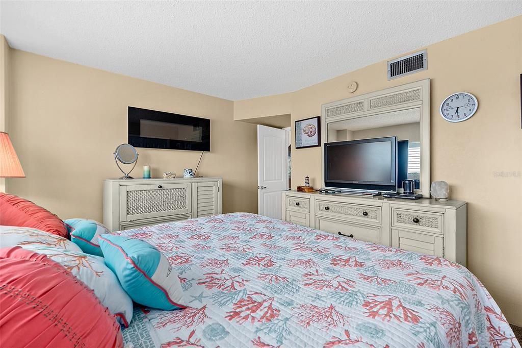 For Rent: $2,200 (1 beds, 1 baths, 715 Square Feet)