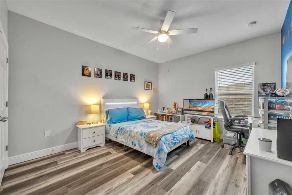 合同活跃: $430,000 (4 贝兹, 2 浴室, 1948 平方英尺)