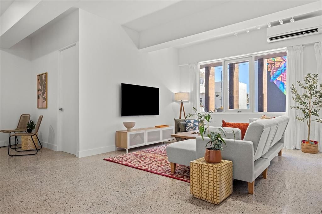 For Sale: $1,599,000 (6 beds, 5 baths, 5922 Square Feet)