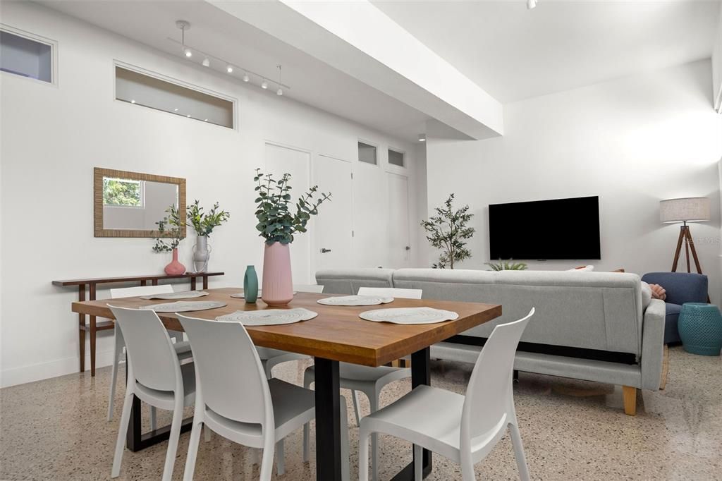 For Sale: $1,599,000 (6 beds, 5 baths, 5922 Square Feet)