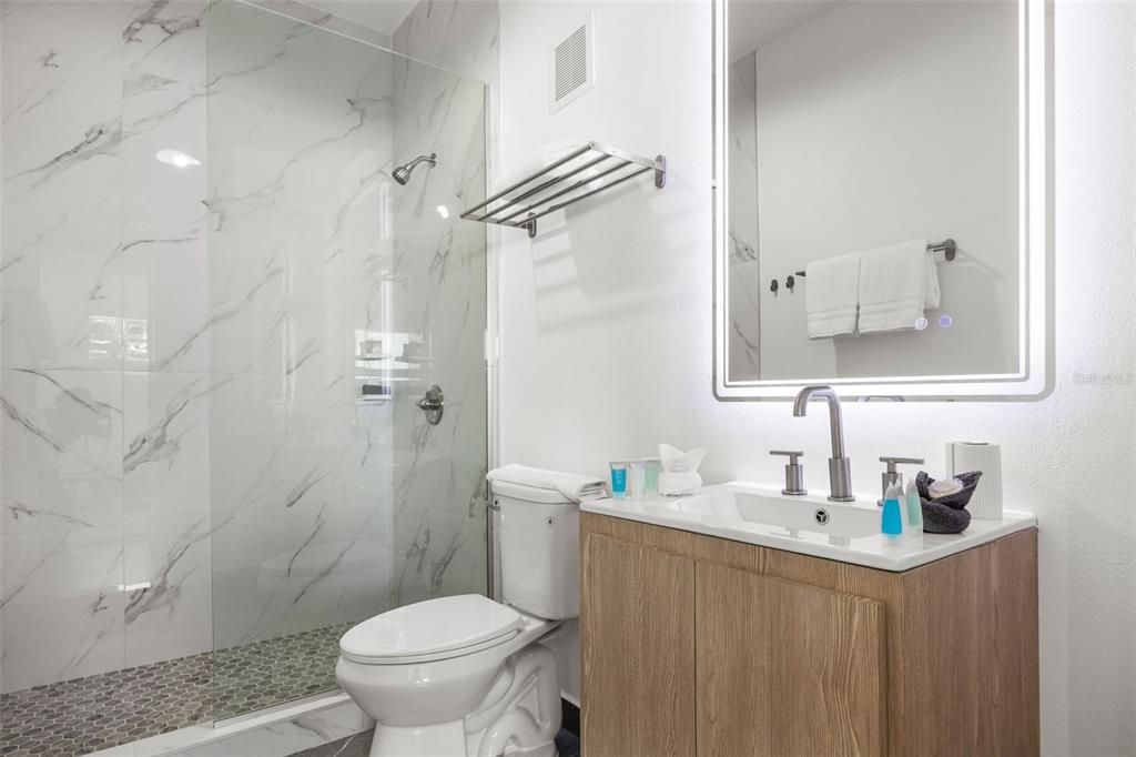 For Sale: $1,599,000 (6 beds, 5 baths, 5922 Square Feet)