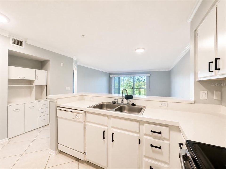 For Sale: $168,000 (1 beds, 1 baths, 721 Square Feet)