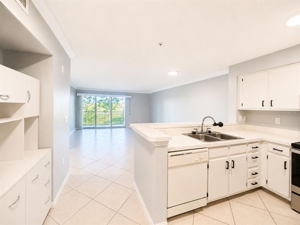 For Sale: $168,000 (1 beds, 1 baths, 721 Square Feet)