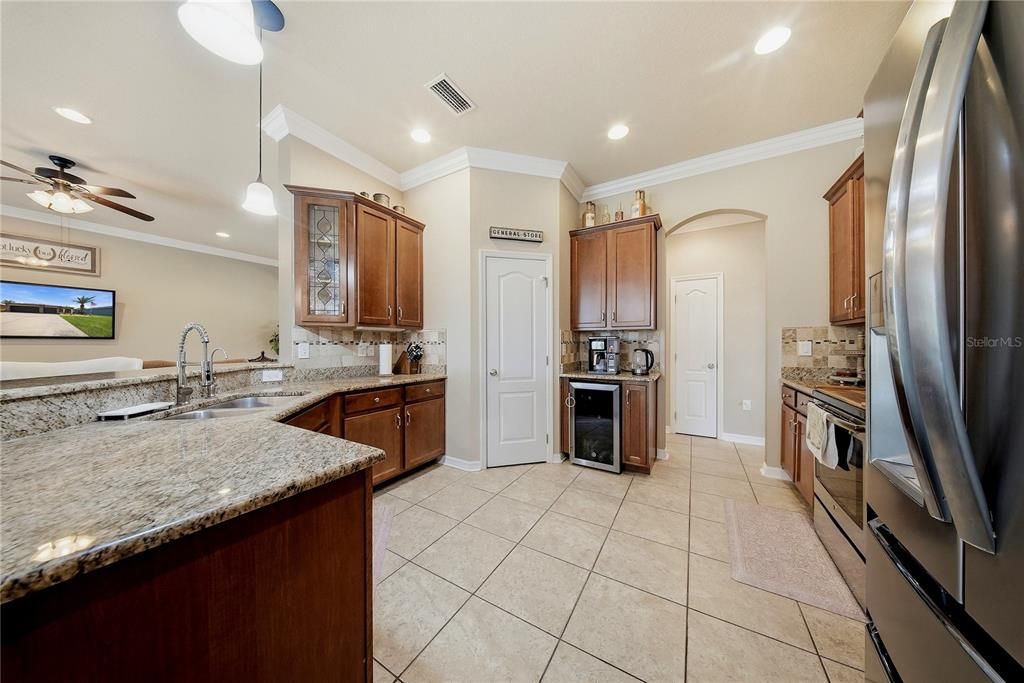 For Sale: $599,900 (5 beds, 3 baths, 2916 Square Feet)