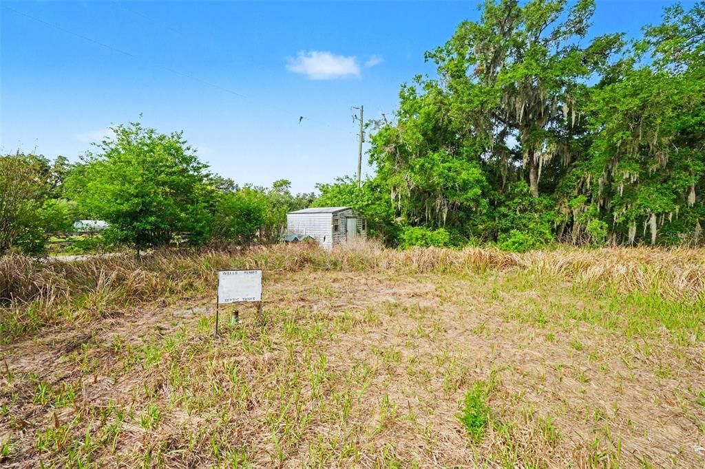 На продажу: $889,000 (7.55 acres)