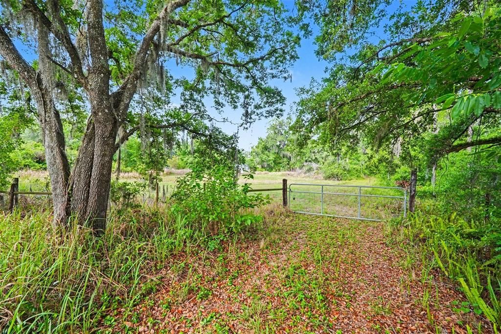 На продажу: $889,000 (7.55 acres)