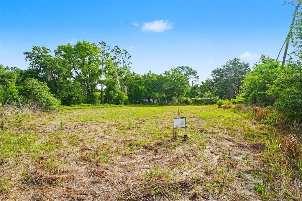 На продажу: $889,000 (7.55 acres)