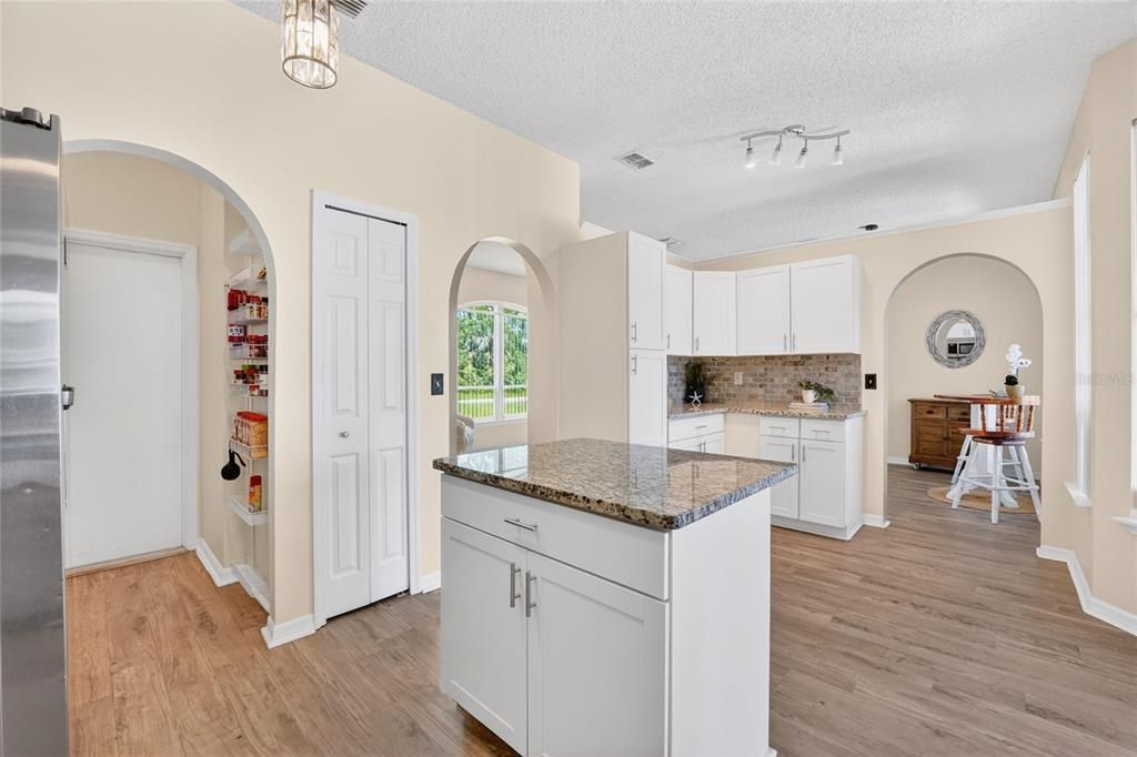 For Sale: $387,000 (3 beds, 2 baths, 1664 Square Feet)