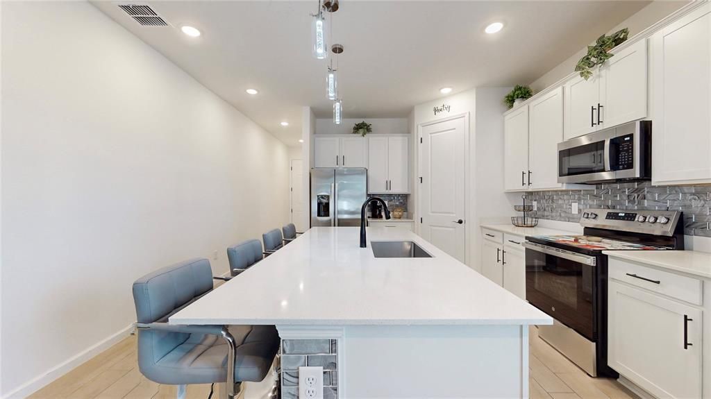 For Sale: $370,000 (4 beds, 2 baths, 1882 Square Feet)