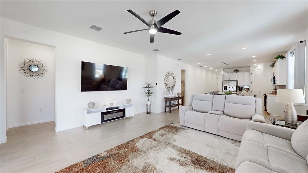 For Sale: $370,000 (4 beds, 2 baths, 1882 Square Feet)