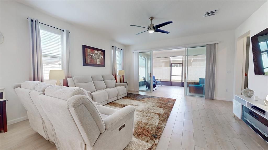 For Sale: $370,000 (4 beds, 2 baths, 1882 Square Feet)