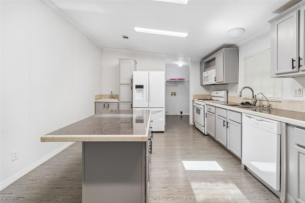 For Sale: $389,900 (4 beds, 2 baths, 1701 Square Feet)