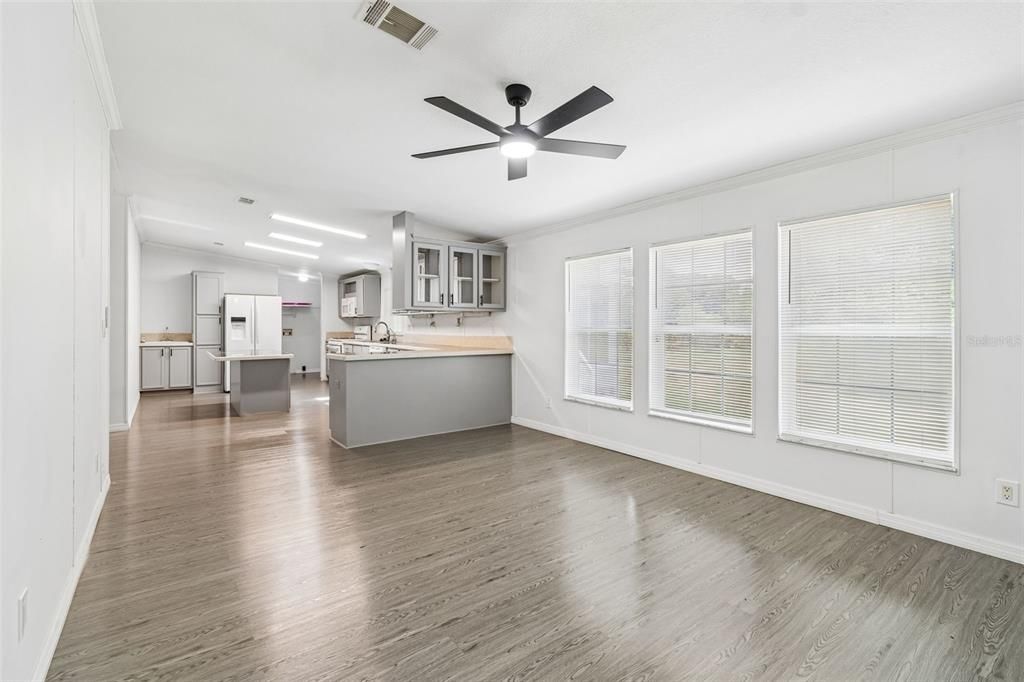 For Sale: $389,900 (4 beds, 2 baths, 1701 Square Feet)