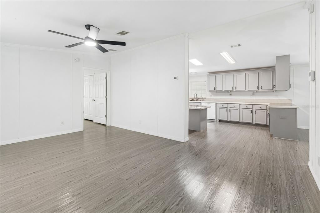 For Sale: $389,900 (4 beds, 2 baths, 1701 Square Feet)