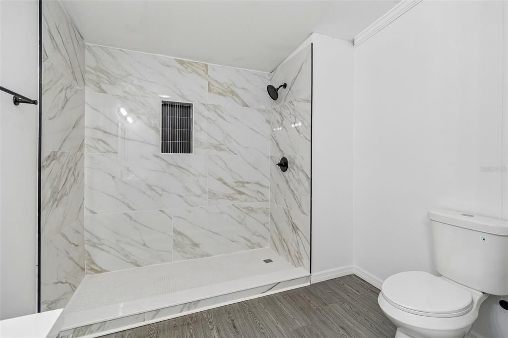 For Sale: $389,900 (4 beds, 2 baths, 1701 Square Feet)